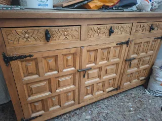 Mueble de madera con cajones y puertas