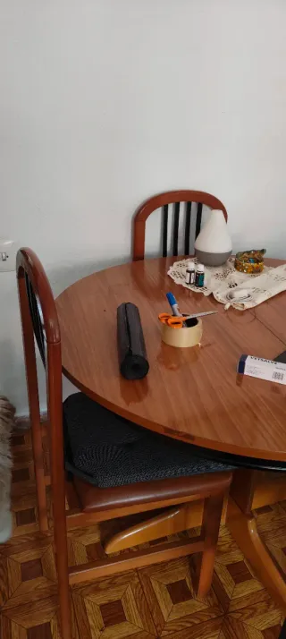 Mesa redonda extensible de madera, más seis sillas