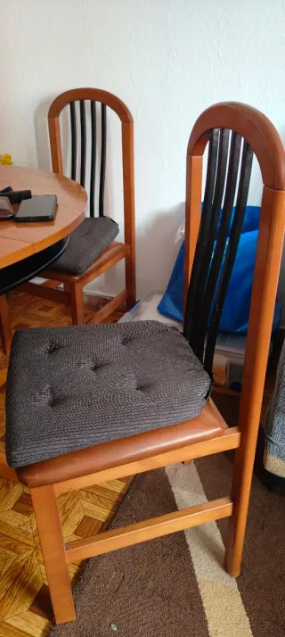 Mesa redonda extensible de madera, más seis sillas