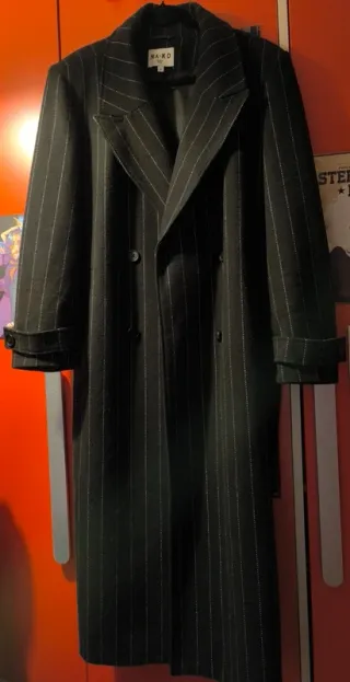 Abrigo largo NA-KD rayas plateadas