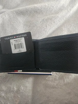 Cartera Tommy Hilfiger Negra con Rayas