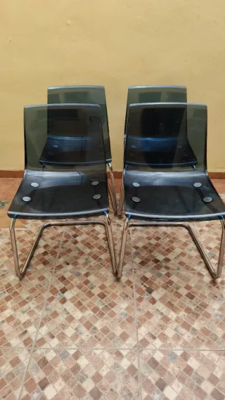 Silla acrílico azul y metal