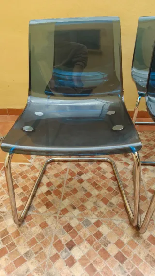 Silla acrílico azul y metal