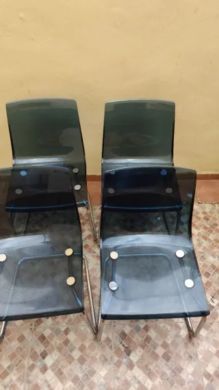 Silla acrílico azul y metal