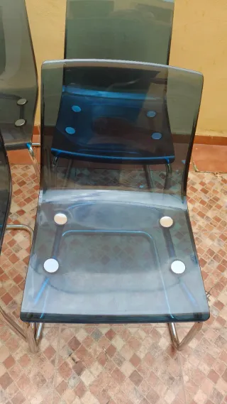 Silla acrílico azul y metal