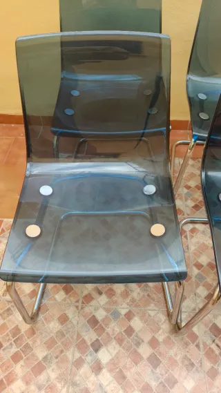 Silla acrílico azul y metal