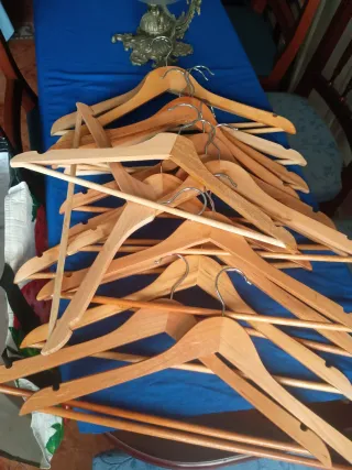 Perchas de madera y metal