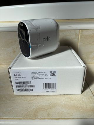 Arlo Essential Spotlight Whitebox Cámara