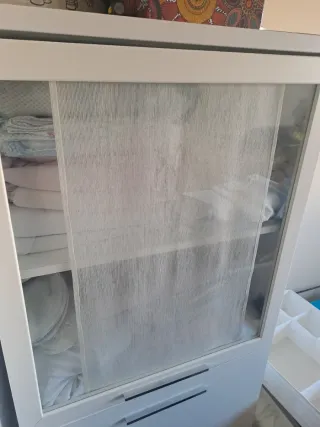 Mueble vitrina blanco y cristal