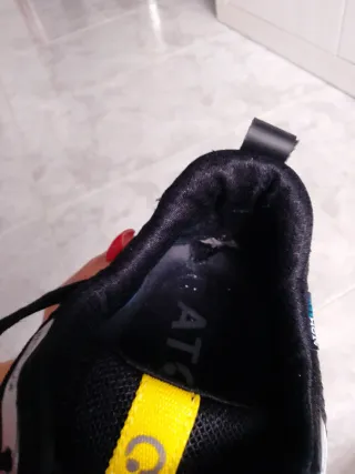 Zapatillas ATOM Negro y Amarillo talla 40 26cm.