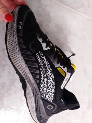 Zapatillas ATOM Negro y Amarillo talla 40 26cm.