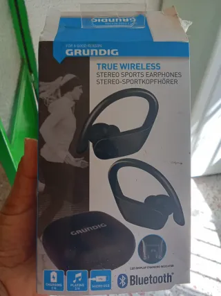 Auriculares Grundig Negros y Blancos