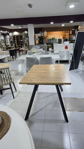 Mesa de comedor extensible moderna madera y metal