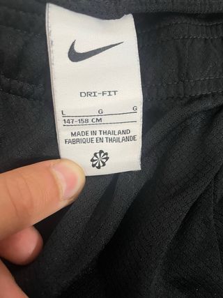 Pantalón corto Nike negro y dorado