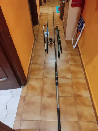 cañas de pescar y caja con aparejos