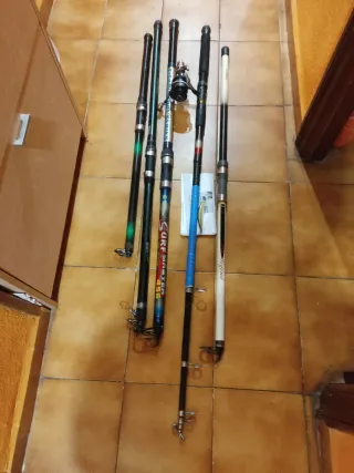 cañas de pescar y caja con aparejos