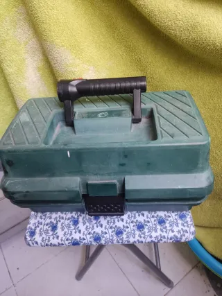 cañas de pescar y caja con aparejos