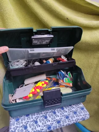 cañas de pescar y caja con aparejos