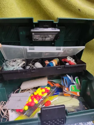 cañas de pescar y caja con aparejos