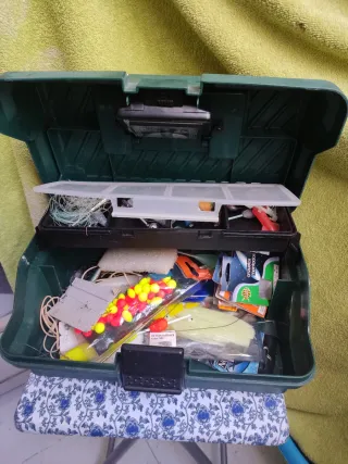 cañas de pescar y caja con aparejos