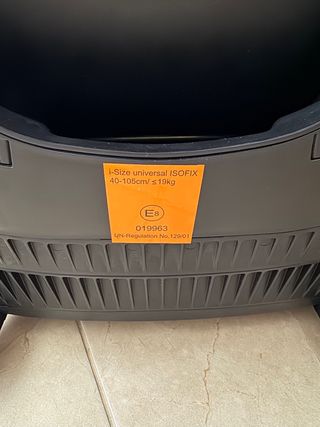 Silla de coche gris y negra