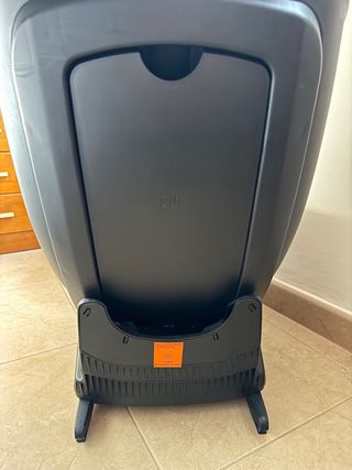 Silla de coche gris y negra