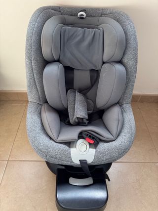 Silla de coche gris y negra