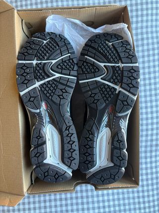 New Balance 2002R Negro/Gris