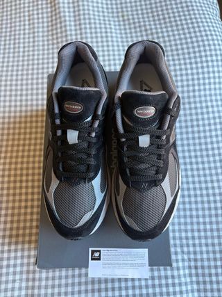 New Balance 2002R Negro/Gris