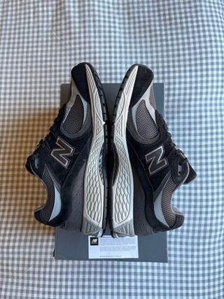 New Balance 2002R Negro/Gris