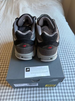 New Balance 2002R Negro/Gris