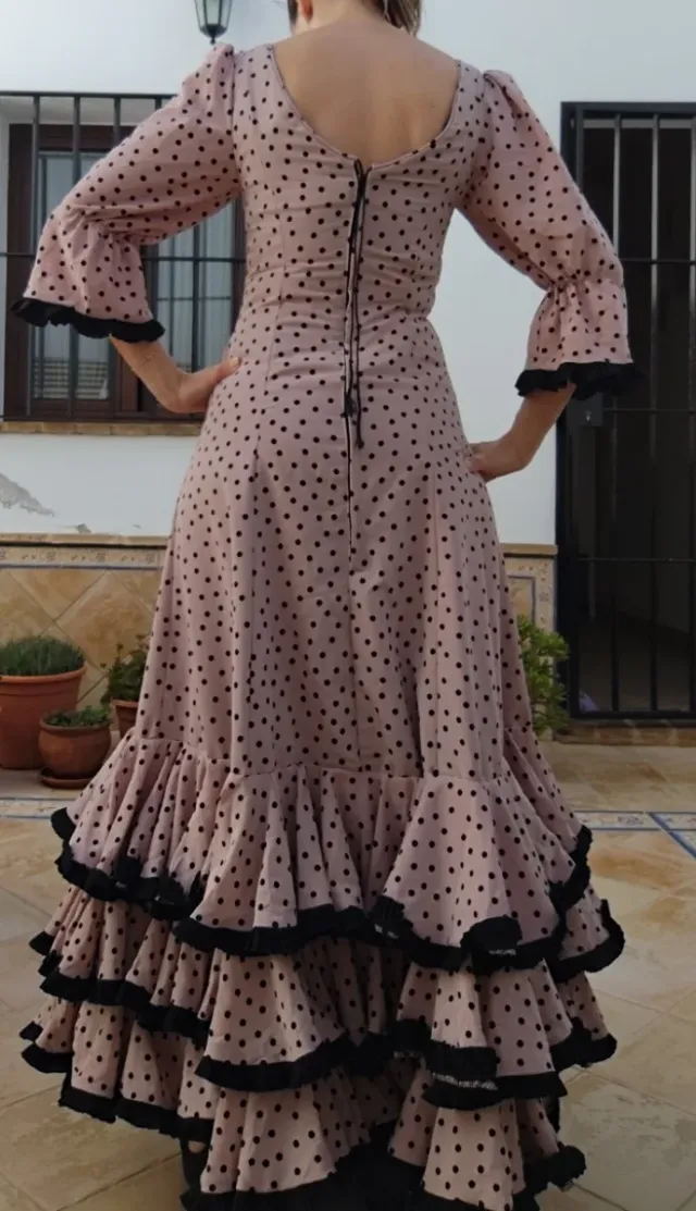 Traje de flamenca lunares rosa y negro