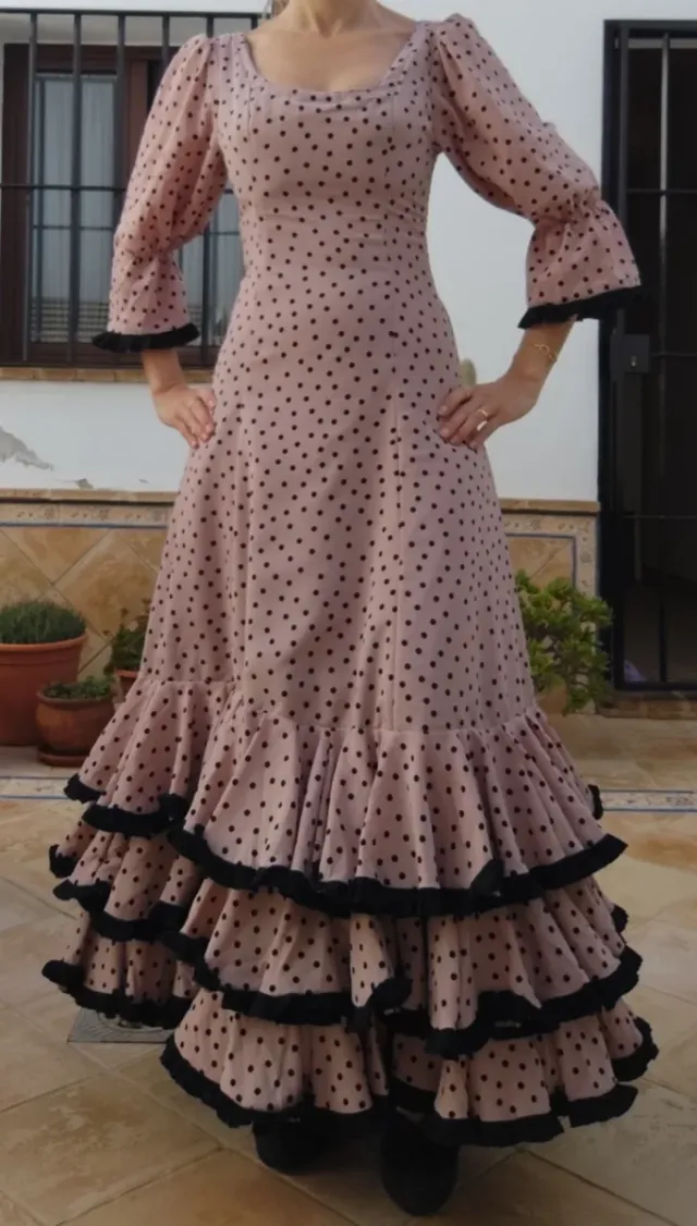 Traje de flamenca lunares rosa y negro