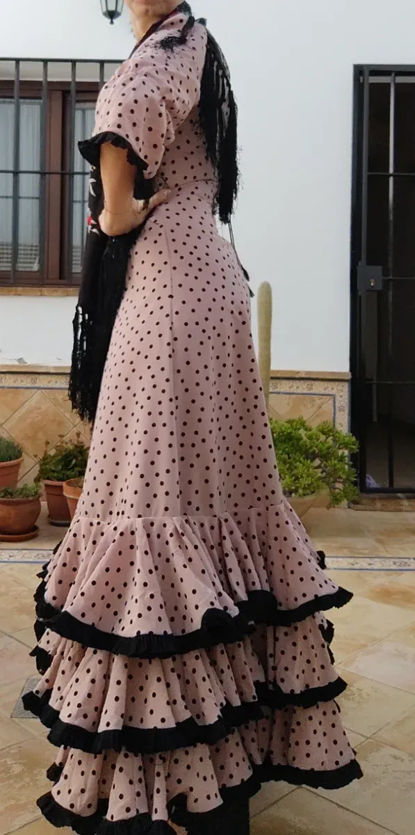 Traje de flamenca lunares rosa y negro