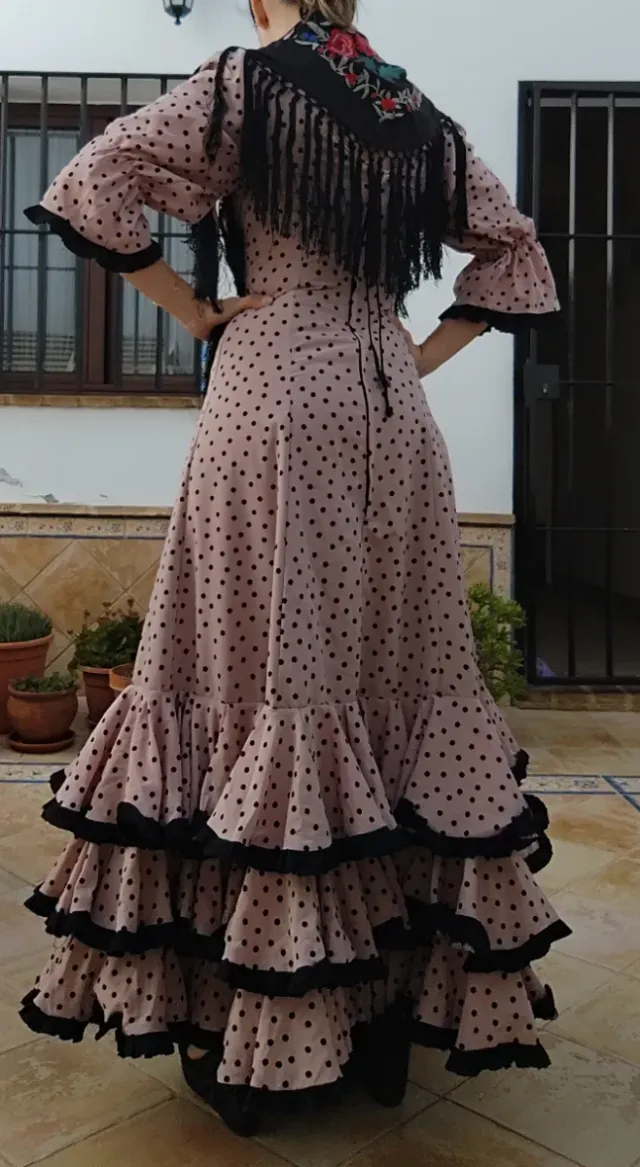 Traje de flamenca lunares rosa y negro