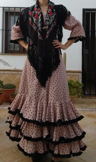 Traje de flamenca lunares rosa y negro