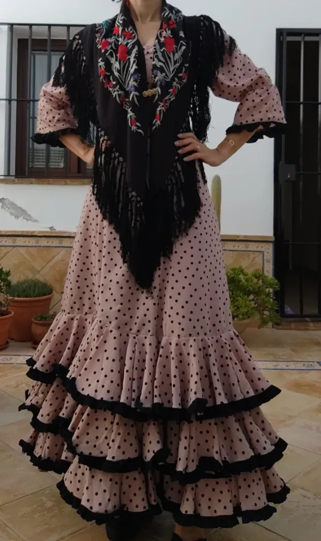 Traje de flamenca lunares rosa y negro
