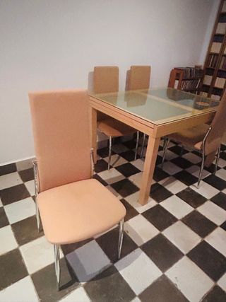 Fantástica mesa de comedor extensible, y 4 sillas