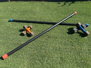 Barras y pesas para entrenamiento