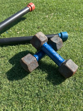 Barras y pesas para entrenamiento