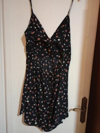 Vestido negro corto flores