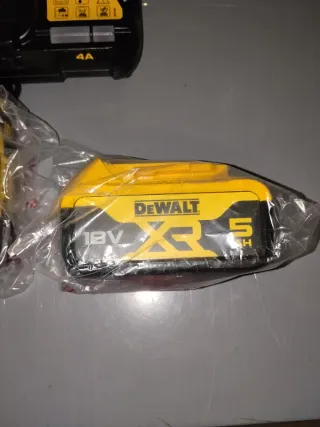Cargador y 2 Baterías DeWalt 12V/18V