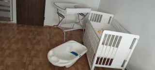 Cuna de bebé blanca con peluches