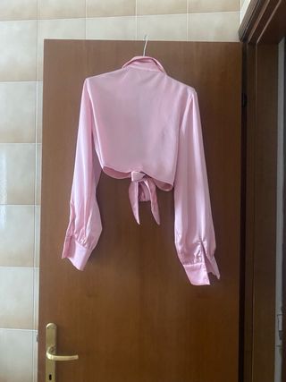 Camicia rosa crop con fiocco