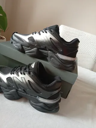 Zapatillas New Balance Negras y Plateadas