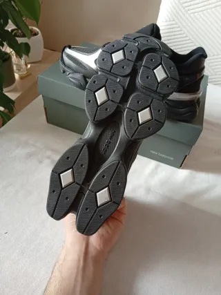 Zapatillas New Balance Negras y Plateadas