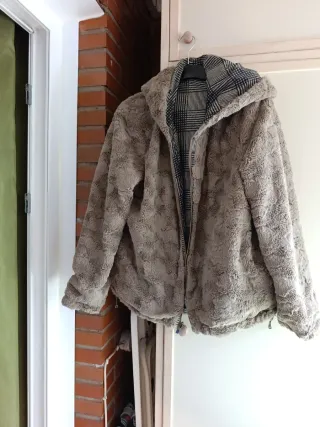 Parka cuadros forrada gris y negra.