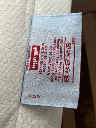 Cuna bebé rosa con corazones
