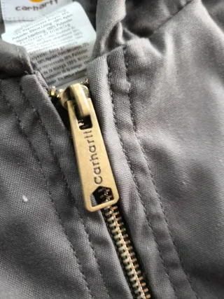 Chaqueta Carhartt con capucha gris