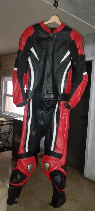Mono de moto cuero rojo y negro